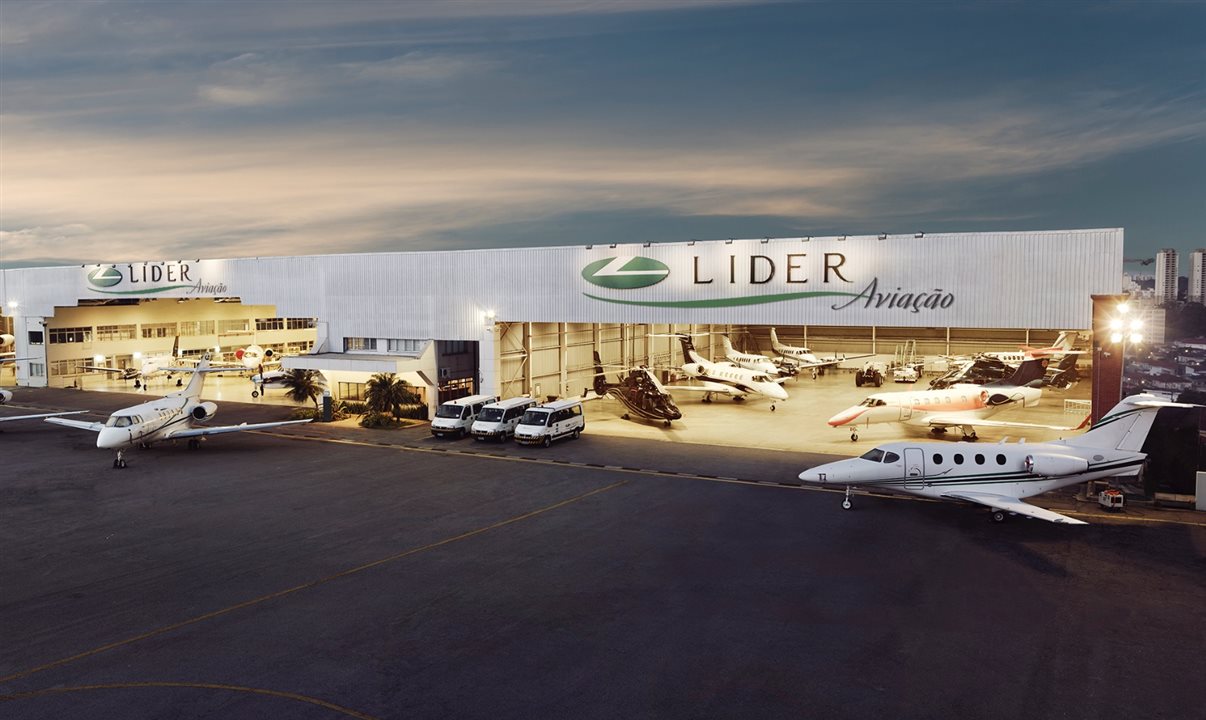 Galpão da Líder aviação onde os técnicos também fazem estágio