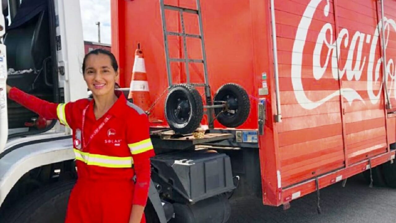 Solar Coca-Cola oferta mais de 230 vagas de emprego para candidatos de nível médio, técnico e superior