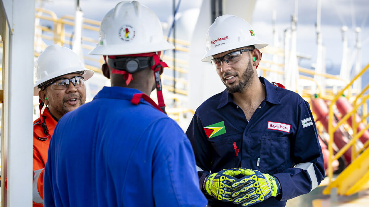 ExxonMobil abre vagas no setor de óleo e gás, com auxílio mensal de R$ 2.100 mais benefícios, No Rio de Janeiro, São Paulo e Paraná