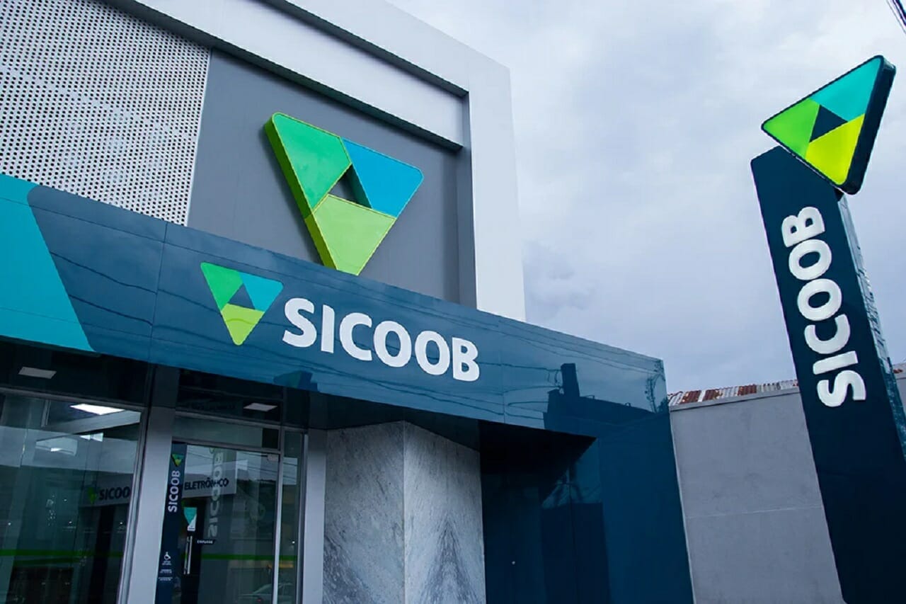 Sicoob abre vaga home office com salário de R$ 3.584 + vale-alimentação de R$ 1.000,00 + auxílio creche de R$ 405,00 e outros benefícios no cargo de  assistente de consignado!  