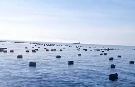 Contenedores del barco Angel esparcidos cerca del puerto de Taiwán