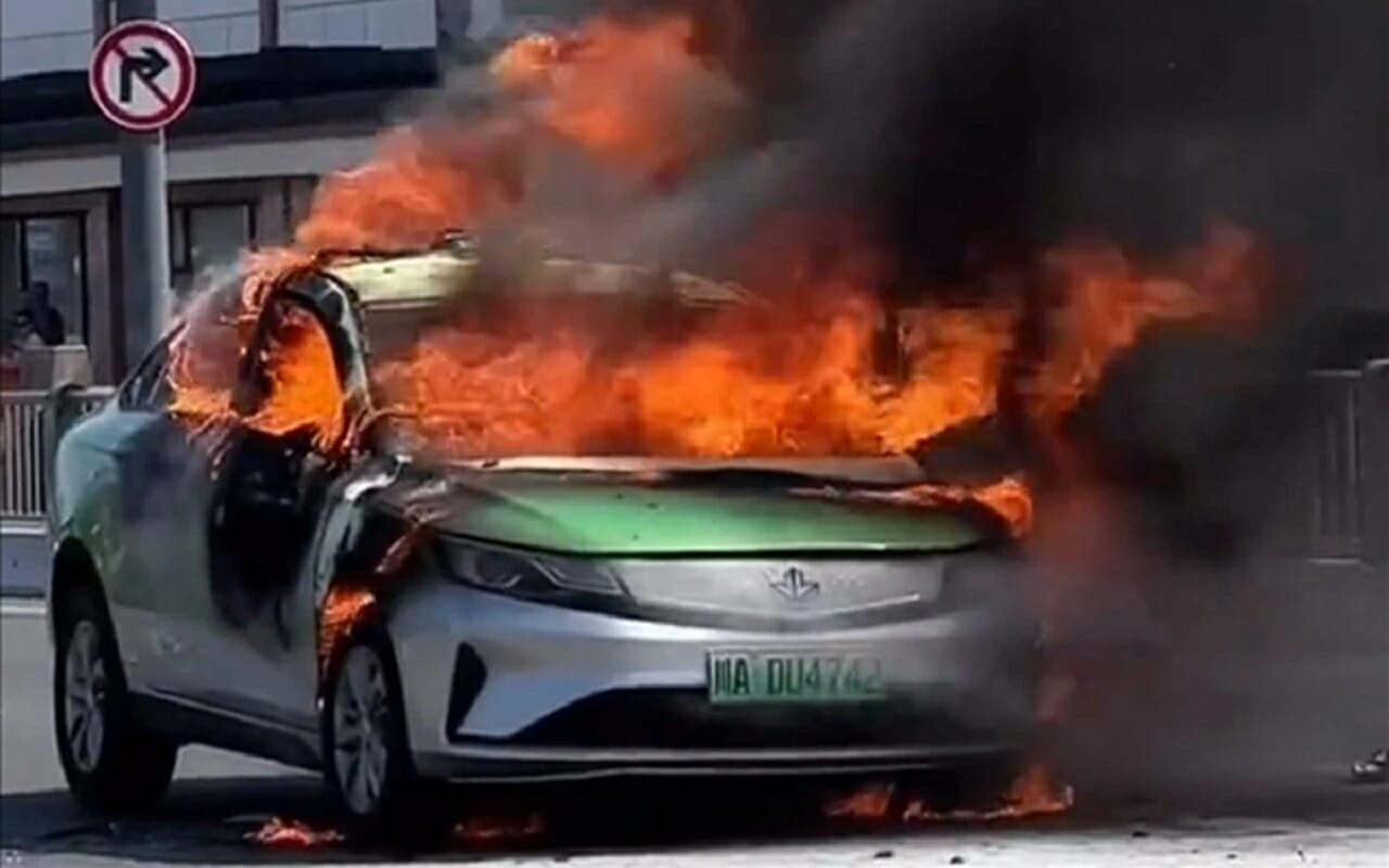 Carro elétrico da Geely pega fogo no meio da rua na China