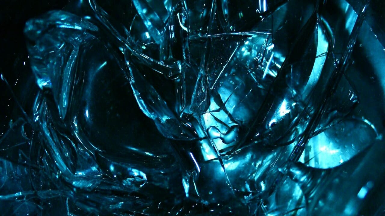 Vidro 10 vezes mais resistente é criado por cientistas com método inovador e preço mais acessível que o convencional