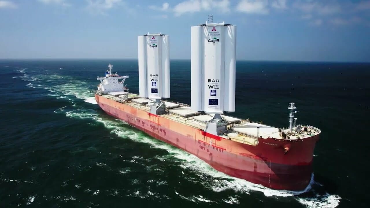 A parceria entre Cargill, BAR Technologies, Yara Marine e Mitsubishi está revolucionando o setor. O navio Pyxis Ocean, equipado com a tecnologia WindWings, zarpou rumo à descarbonização.