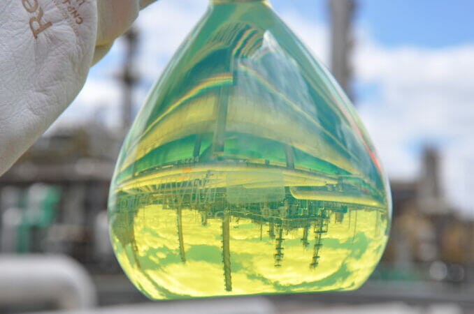 A Volvo será a primeira companhia a adotar o diesel R5 em suas operações, mirando na sustentabilidade. A parceria com a Petrobras para o uso do combustível com conteúdo renovável reforça o posicionamento de ambas frente à transição energética.