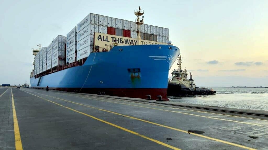 Navio porta-contêineres da Maersk é pioneiro no uso do metanol verde como combustível e recentemente chegou ao Egito e logo seguirá para a Dinamarca.