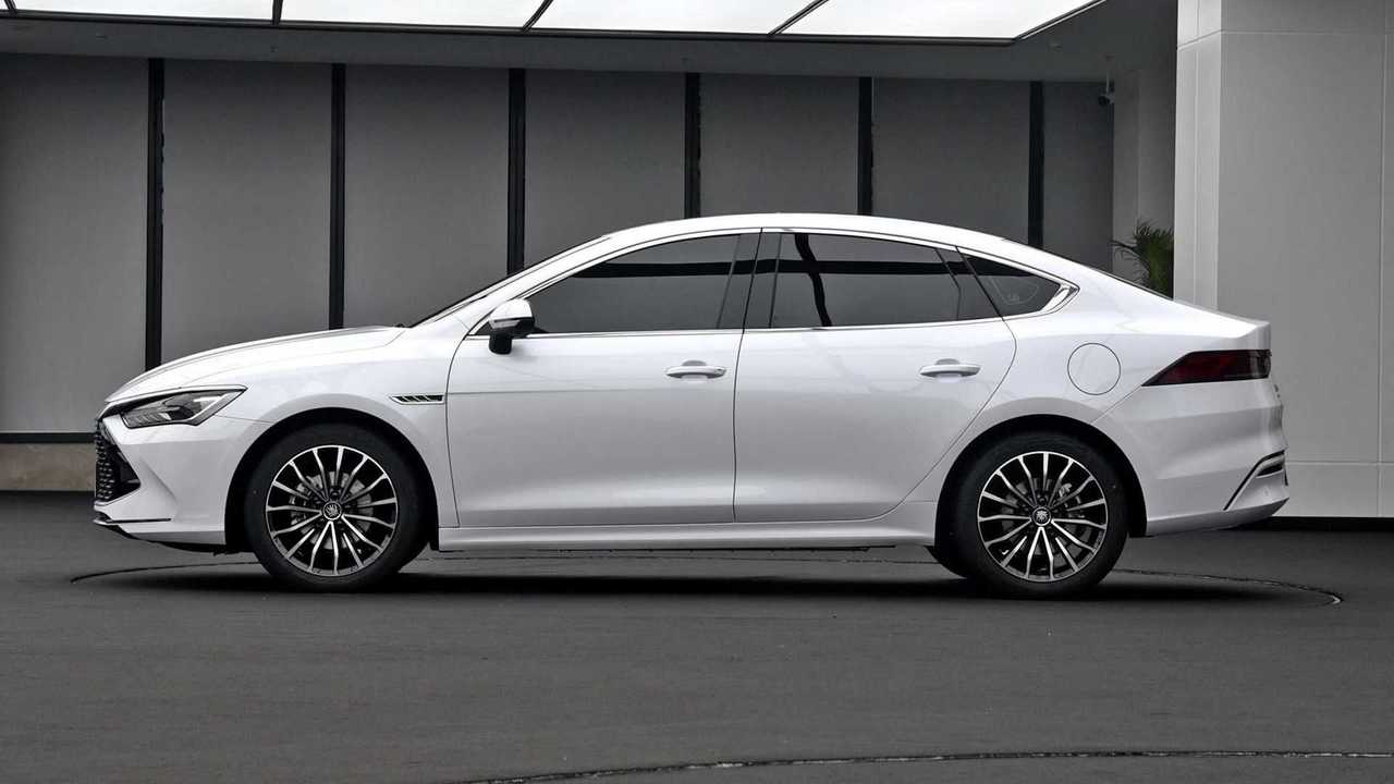 Novo sedan médio brasileiro da BYD promete chegar ao mercado com preço muito mais ATRATIVO que Corolla e Sentra!