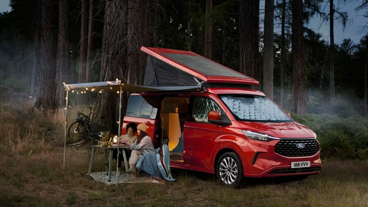 Van hibrida da Ford chega ao mercado com cama, 5G e cozinha pronta para uso