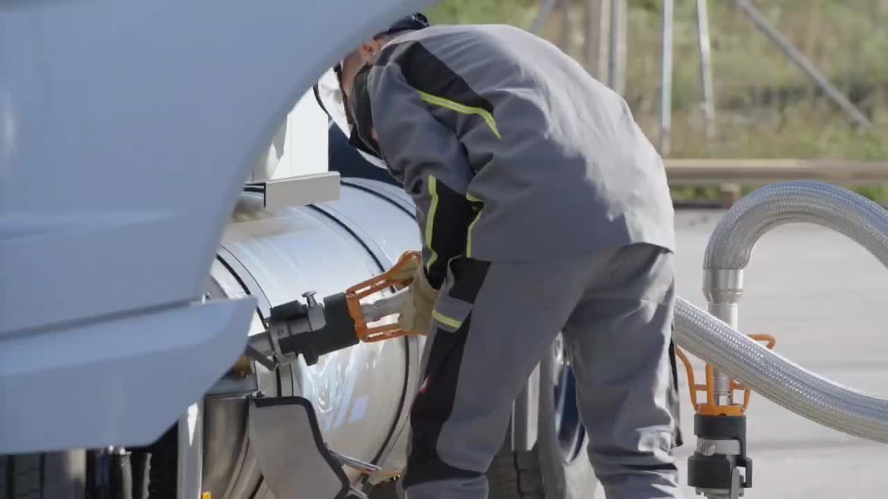 Com uma única carga de hidrogênio, o caminhão GenH2, da Mercedes-Benz, realizou uma viagem de 1000 km, elevando o padrão para o transporte limpo
