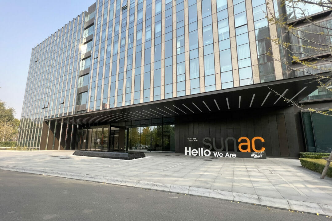 Edifício moderno com o logotipo da Sunac.