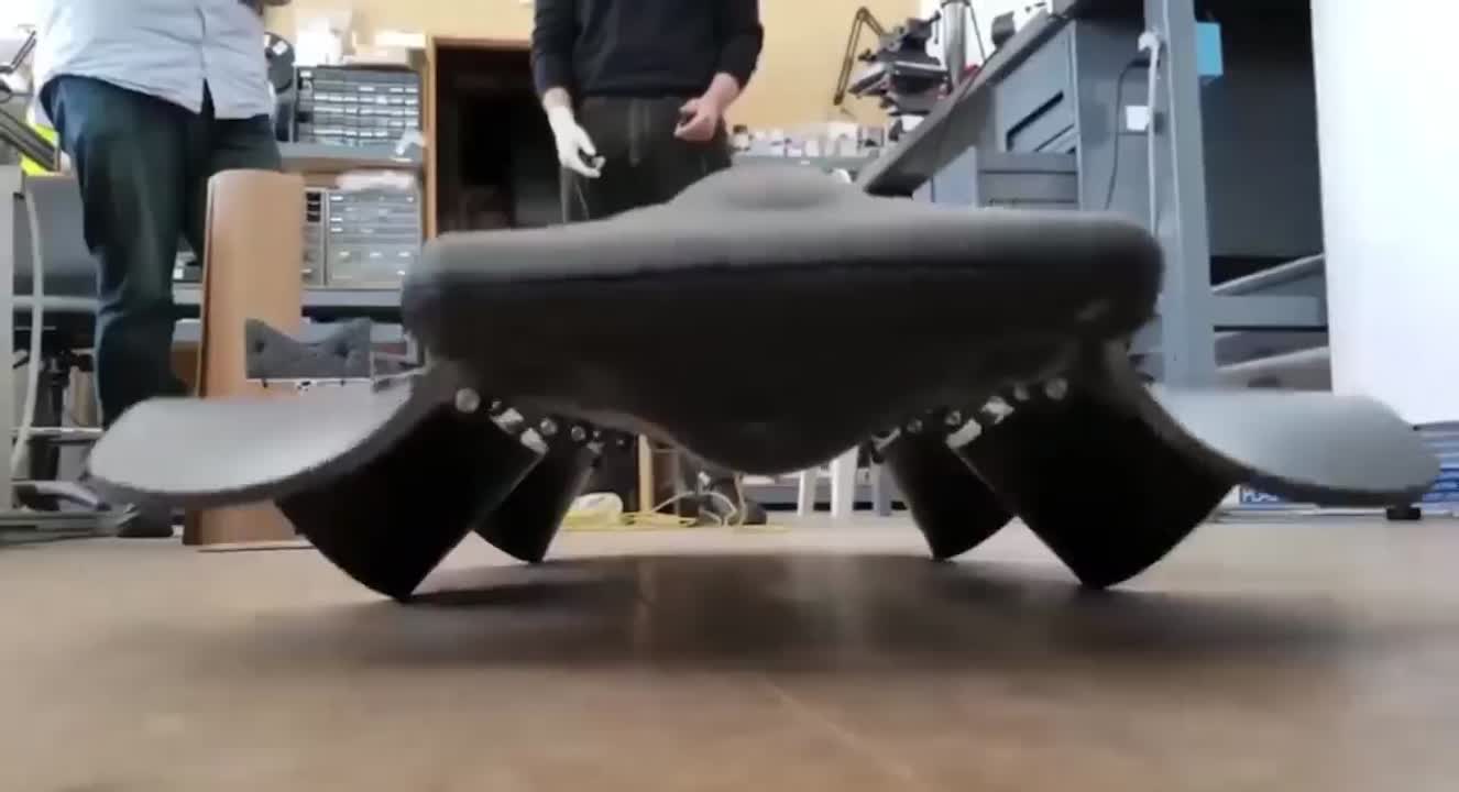 Conheça o Velox, um robô inovador que redefine a exploração em terra, mar e além. Graças às suas barbatanas flexíveis, Velox não apenas navega em águas profundas, mas também percorre terrenos difíceis e até patina no gelo. Uma revolução em robótica e exploração ambiental.