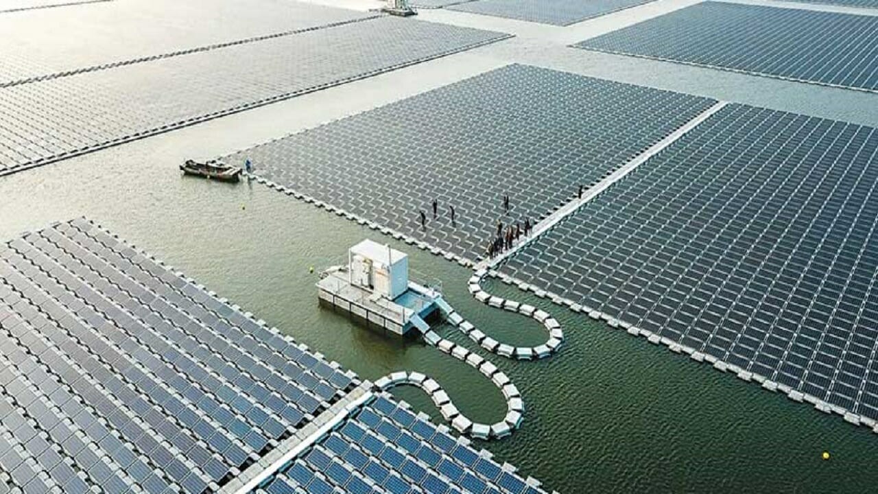 a maior usina solar flutuante do UNIVERSO capaz de produzir 40 megawatts