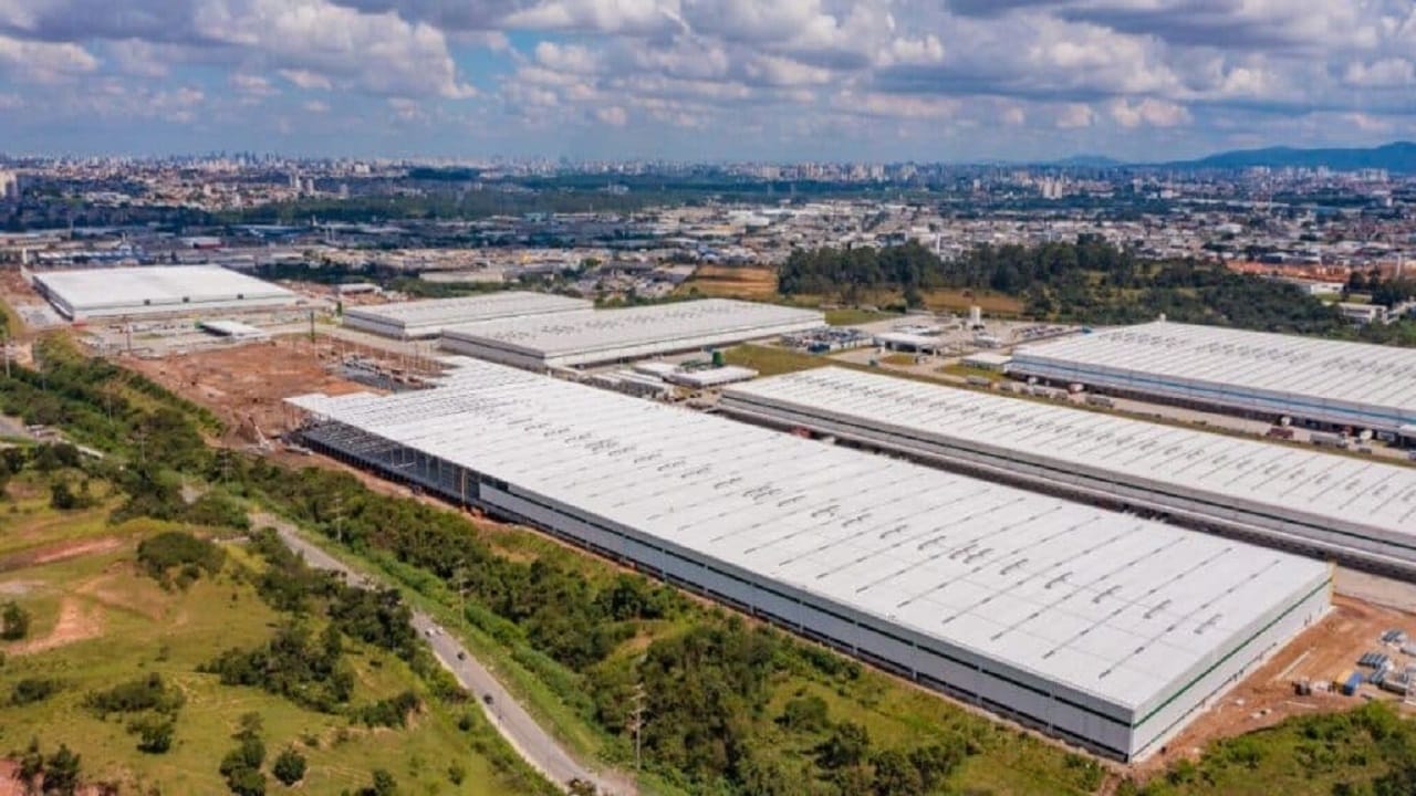 Shein aluga galpão MAIOR que 20 campos de futebol e deixa setor logístico surpreso