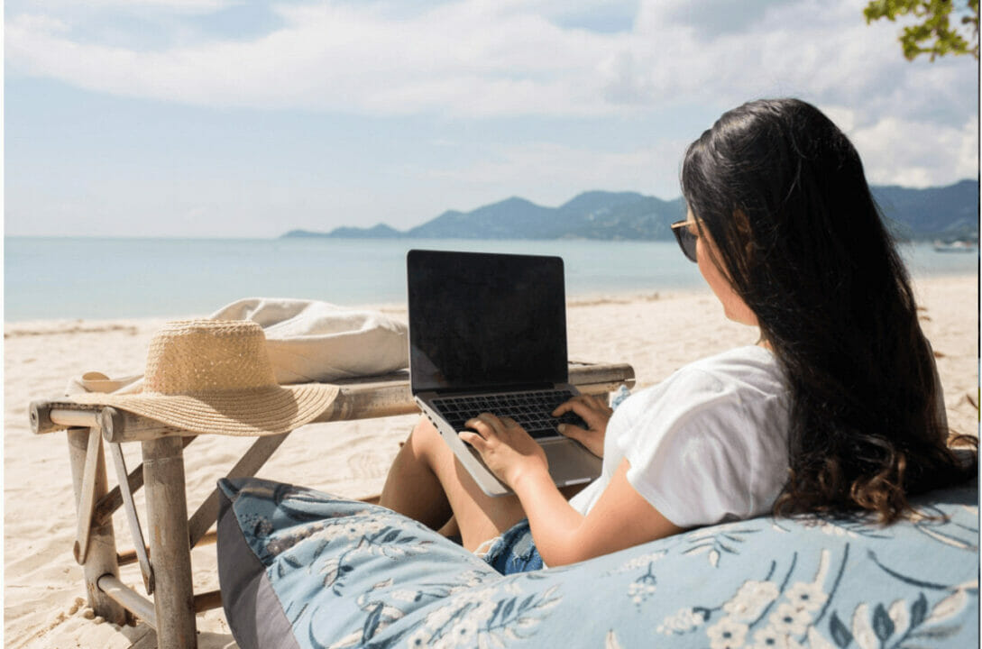 Trabalhe de qualquer lugar do mundo! Lista com as empresas que mais contratam para vagas home office; há vagas sem exigência de inglês ou experiência 