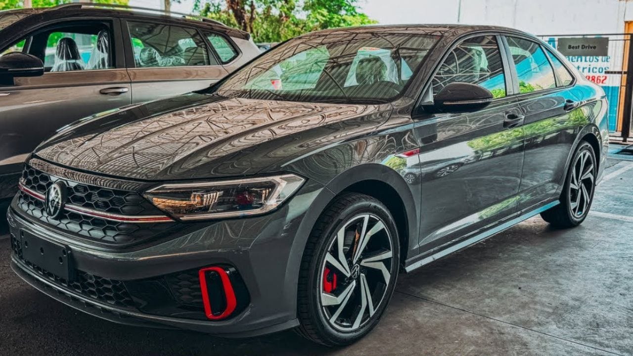 O novo Volkswagen Jetta GLI 2024 acaba de desembarcar no Brasil e, para os fãs do modelo, ele é praticamente um gêmeo do seu antecessor