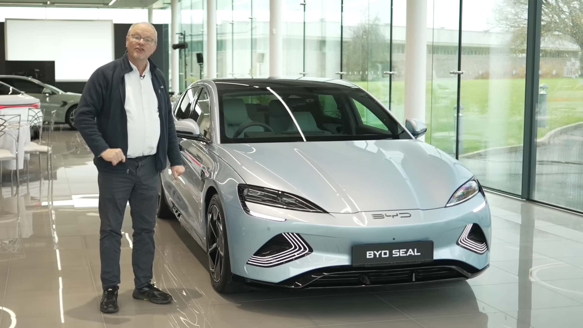 BYD, BYD Seal, europeu, veículos elétricos, Tesla Model 3, China, interior, Tesla, sedan elétrico, qualidade, luxo, painel de instrumentos digital, tela sensível ao toque, sistema de áudio, assistência à condução, autonomia de condução combinada.