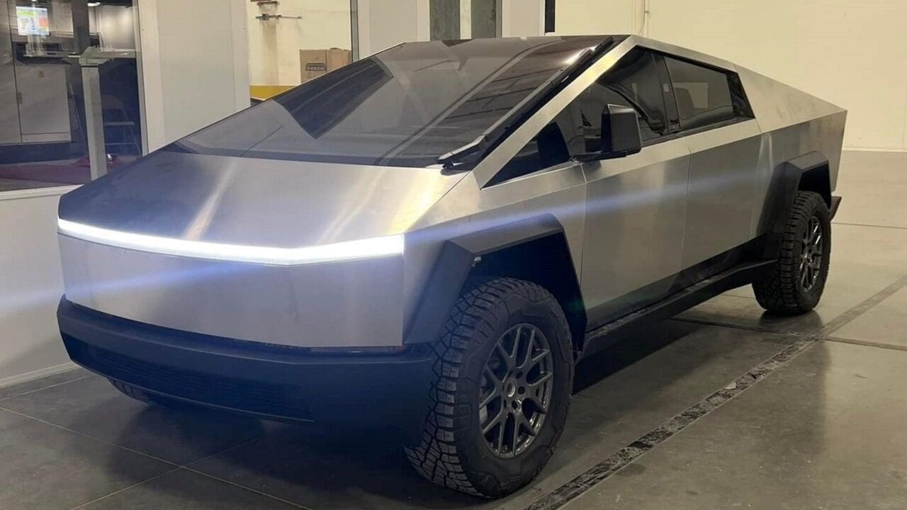 Tesla Cybertruck, produção atrasada, cláusula contratual, Elon Musk, polêmica, revenda, mercado, picape, repercussão negativa, marca, contrato, aquisição, montadora, consentimento por escrito, revenda rápida.