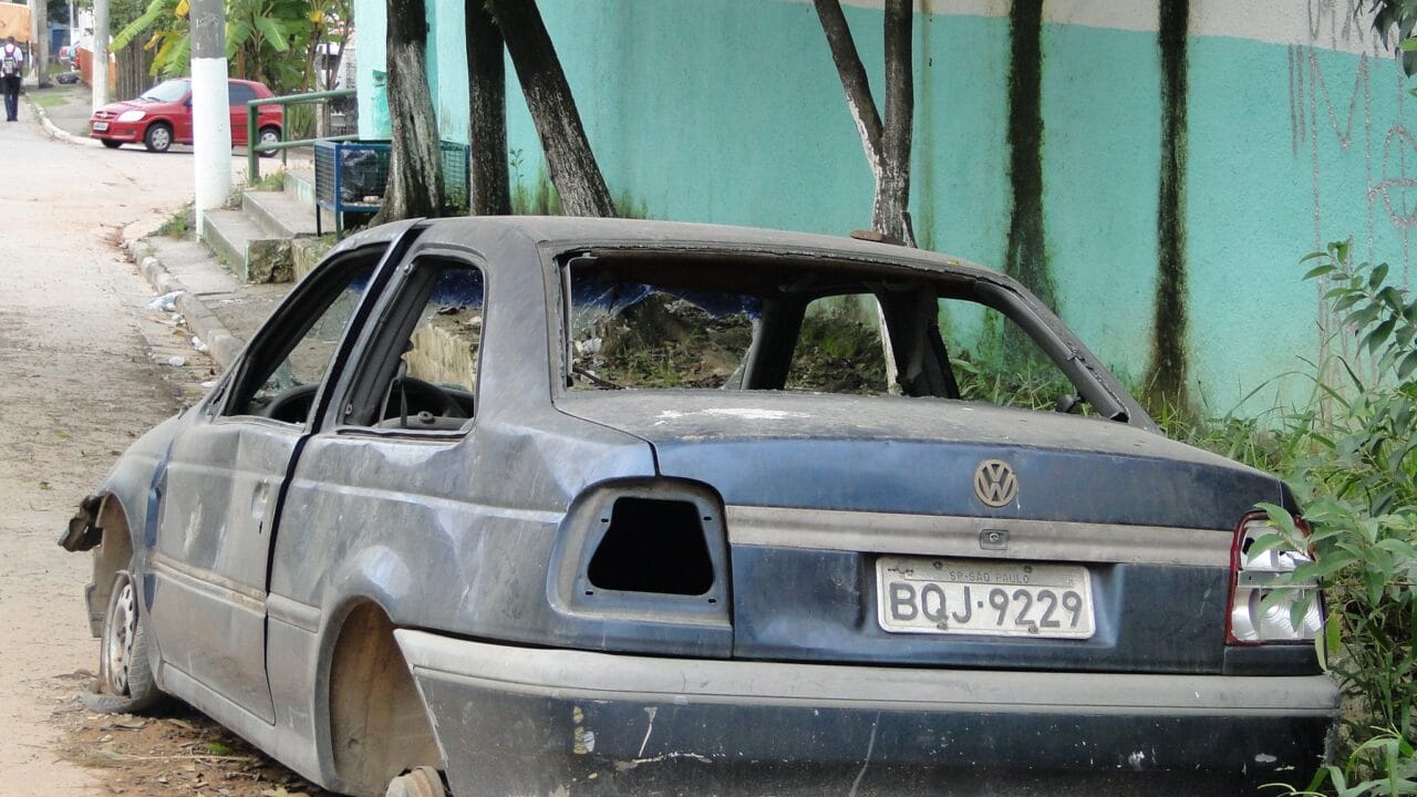 veículos, carros abandonados, legislação, reciclagem, documentação, infraestrutura deficiente, descarte corretamente, multa, fiscalização, leiloados, reaproveitamento, responsabilidade, remoção, administração pública, solicitação, prefeitura, Polícia Militar.
