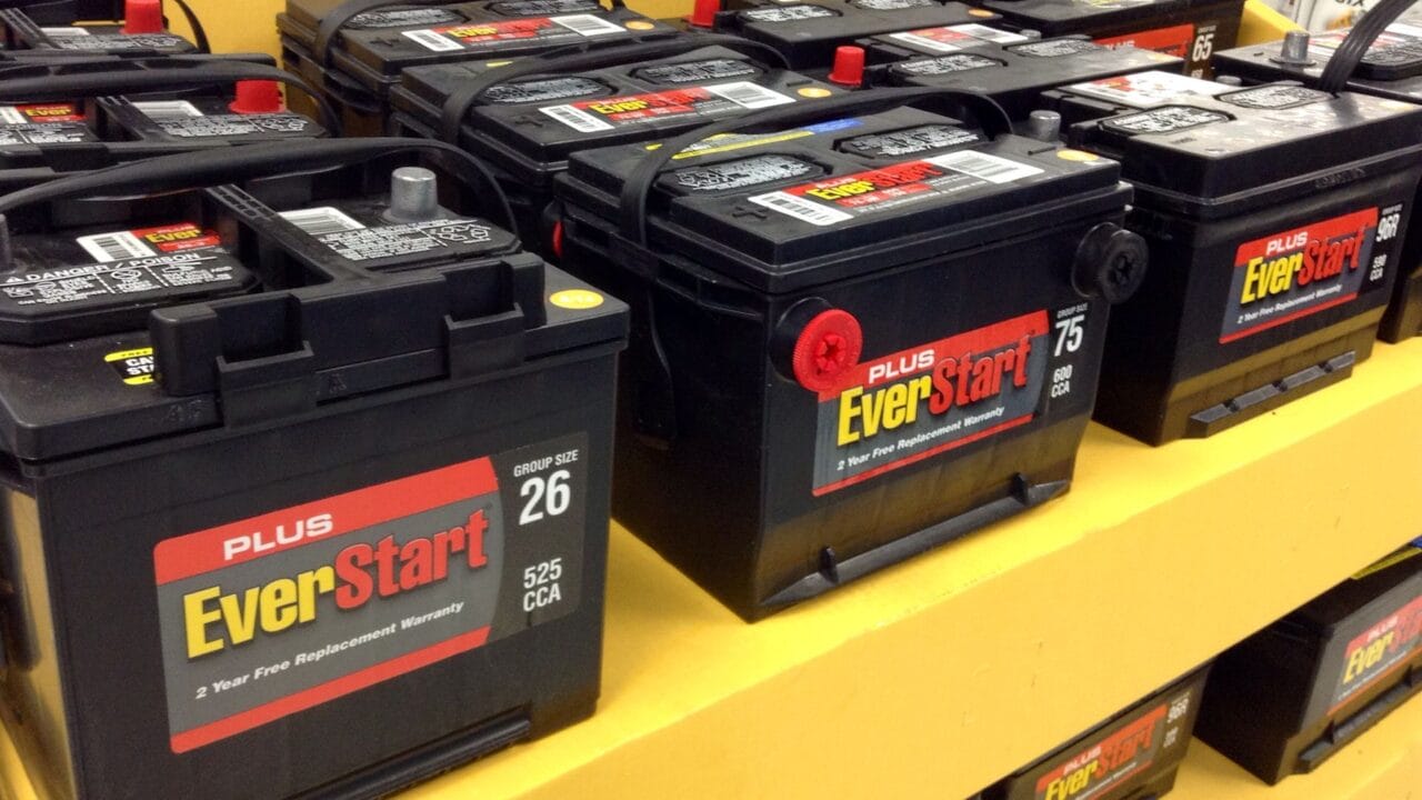 bateria, carro, vida útil, prolongar, terminais, limpar, desconectar, curtos-circuitos, descarga completa, faróis, rádio, amperagem, tecnologia, manual, troca.