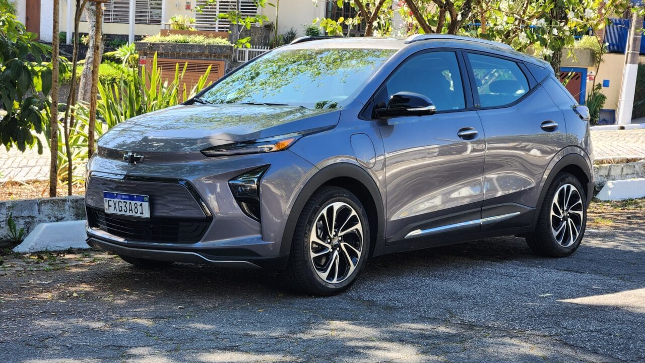 Chevrolet Bolt EUV, Bolt EV, General Motors, carro elétrico, autonomia, desempenho, acabamento, pacote tecnológico, sistema ADAS, piloto automático adaptativo, OnStar, espaço interno, suspensão, preço, porta-malas, hatch elétrico, SUV compacto, bateria, motor, multimídia, conectividade.