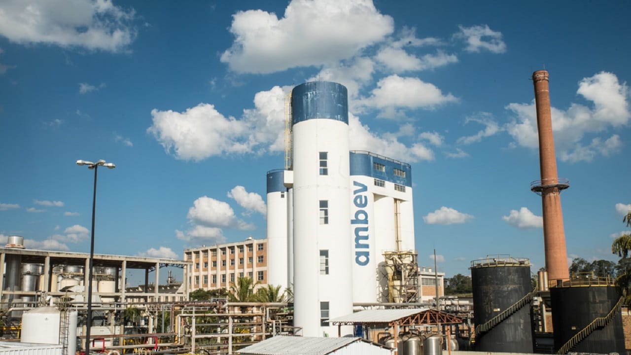 Ambev seleciona mais de 320 novos profissionais para ocupar vagas de emprego em suas fábricas ao redor do Brasil 