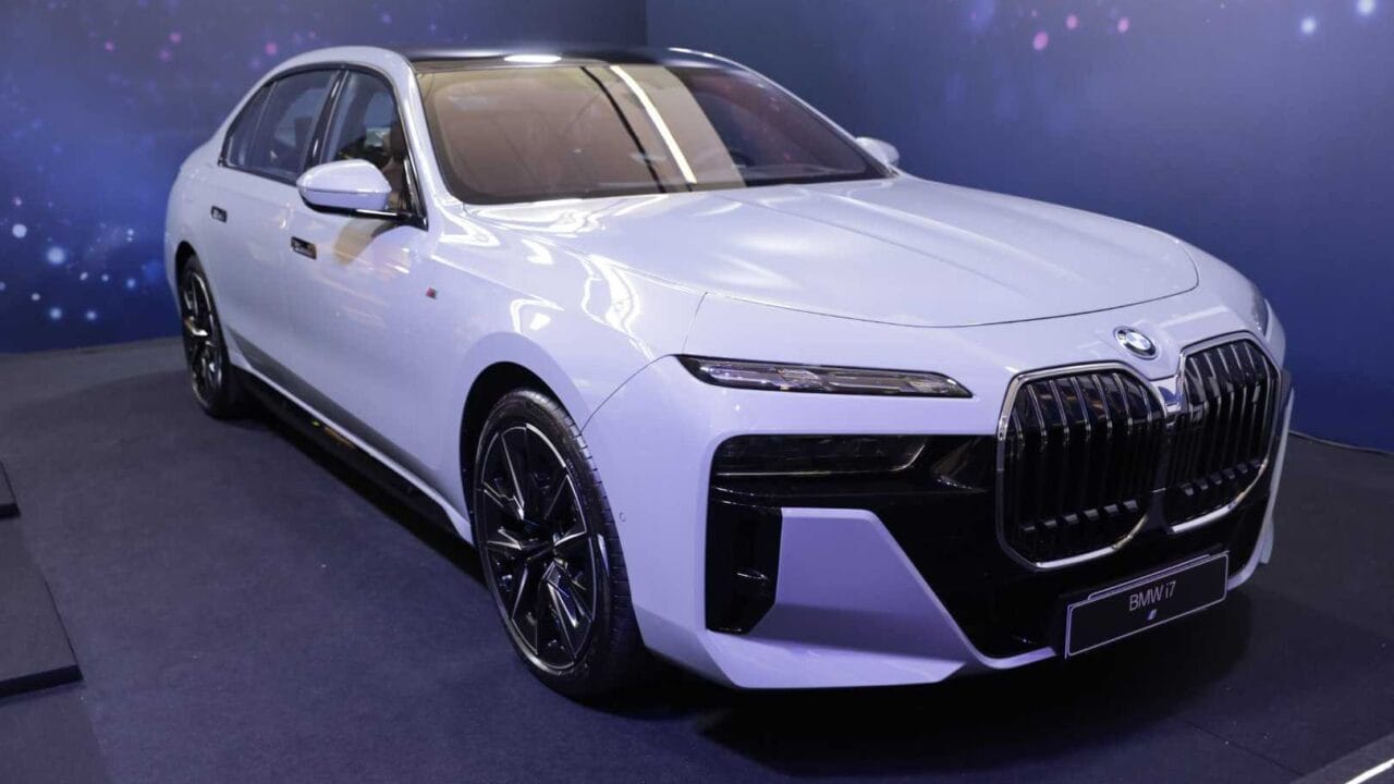 BMW i7, sedan elétrico, CES 2023, mercado brasileiro, BMW X7, SUV, Autódromo Fazenda Capuava, test-drive, motor elétrico, torque, pista, luxo, sofisticação, 8k, desempenho, tecnologia.