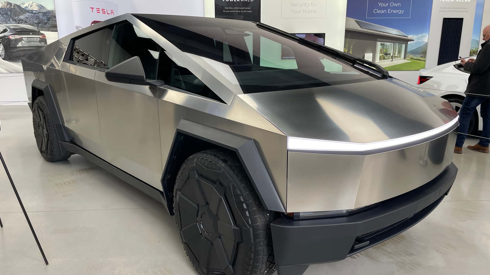 Tesla Cybertruck, Elon Musk, picape elétrica, automóvel elétrico, Gigafactory, Austin, Texas, picape futurista, características técnicas, Tesla Modelo X, Tesla Modelo S, reboque, Rivian R1T, Ford F150, suspensão controlada, direção nas quatro rodas, direção by wire, chassi, sistema elétrico.