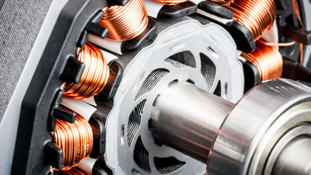 Motor Brushless: veículos elétricos como carros, bicicletas e scooters optam por esses motores devido à sua eficiência e capacidade de fornecer torque instantâneo