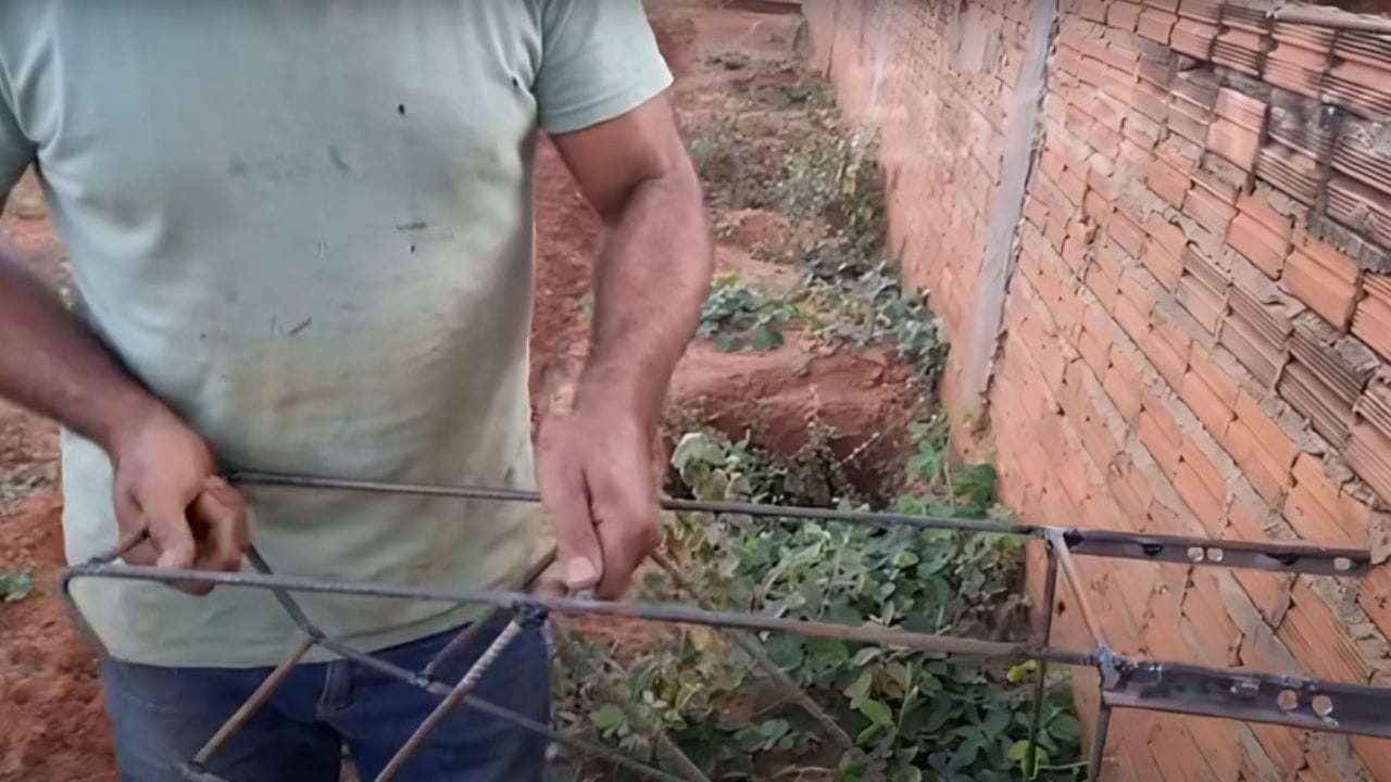 Pedreiro ensina ferramenta inovadora para construção civil: mini andaime portátil revoluciona o trabalho nas obras