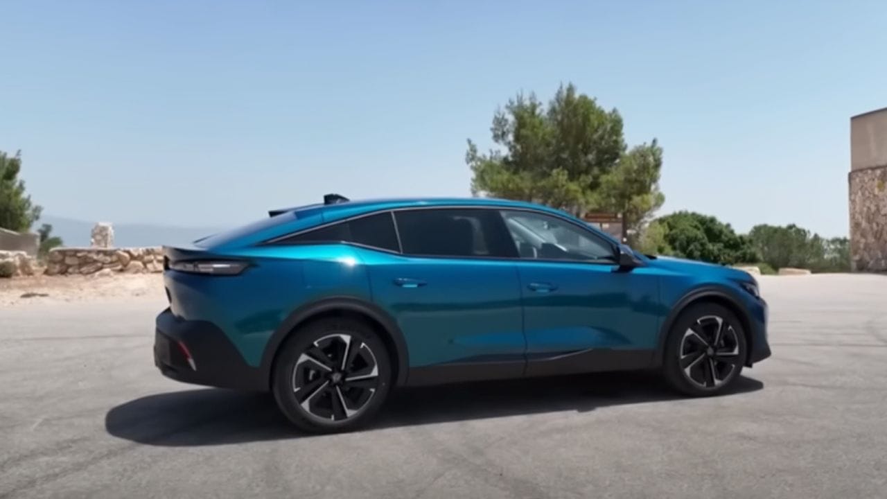 Stellantis lança revolucionário SUV coupé Peugeot 408 no Brasil, motorização é um 1.6 turbo de quatro cilindros, complementado por um motor elétrico