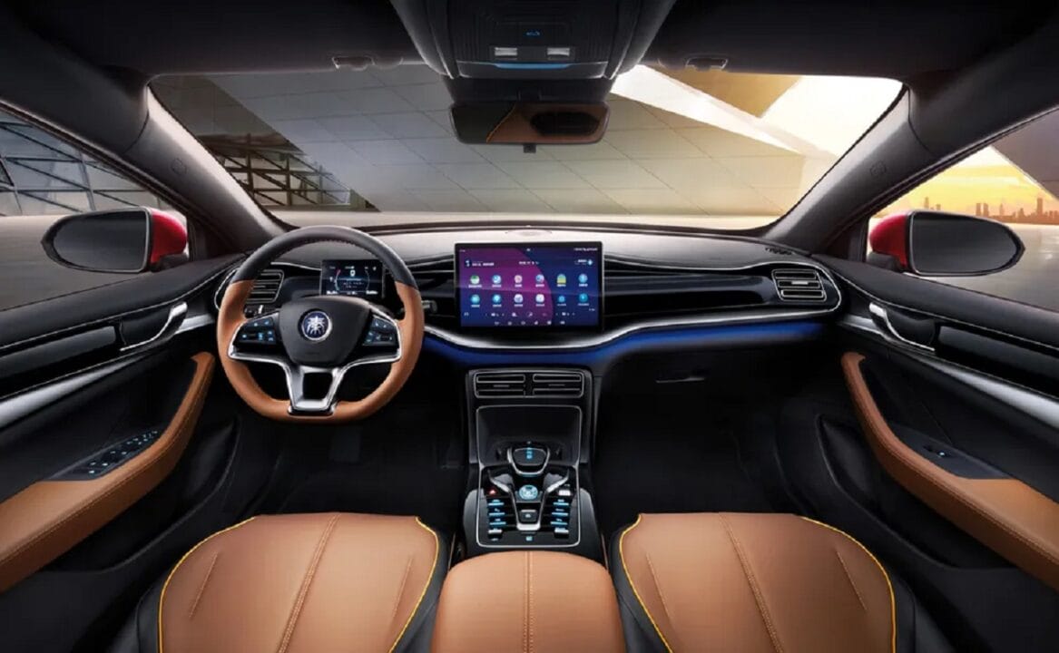 Sedã Qin Plus da BYD ganha nova versão EXTREMAMENTE BARATA para superar vendas do Toyota Corolla 