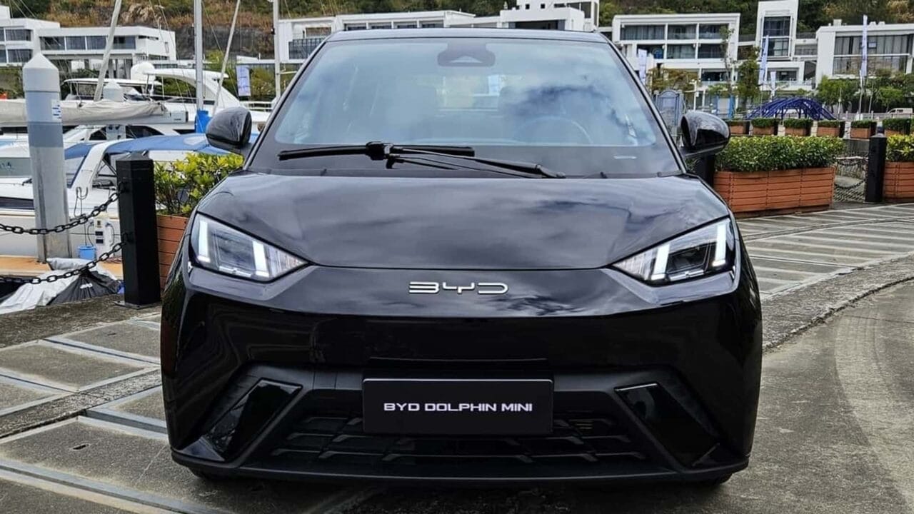 Parte frontal do BYD Dolphin elétrico. (Imagem: reprodução)