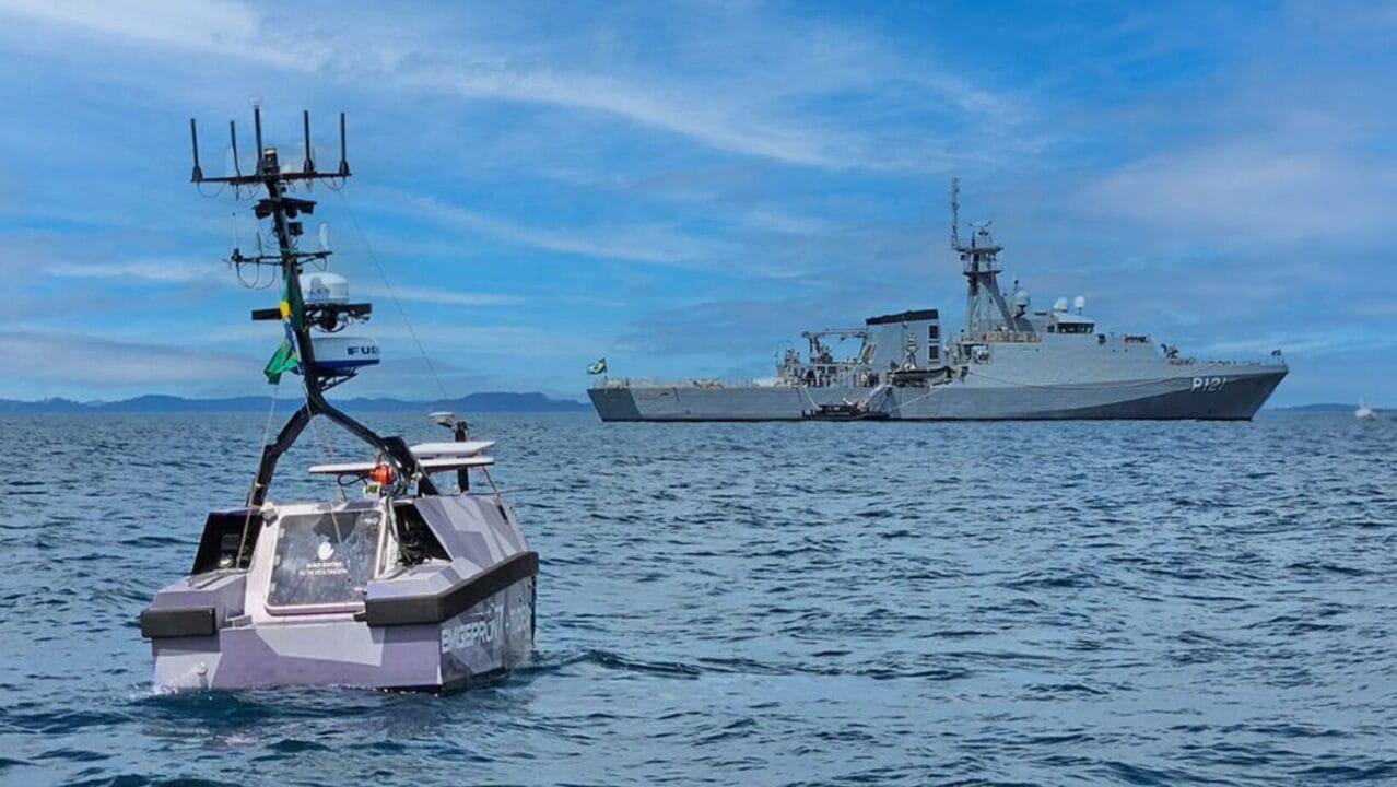 A EMGEPRON e a TideWise vão construir drones para a indústria naval brasileira. O projeto é pioneiro na América Latina e visa fortalecer a defesa e a segurança nacional.