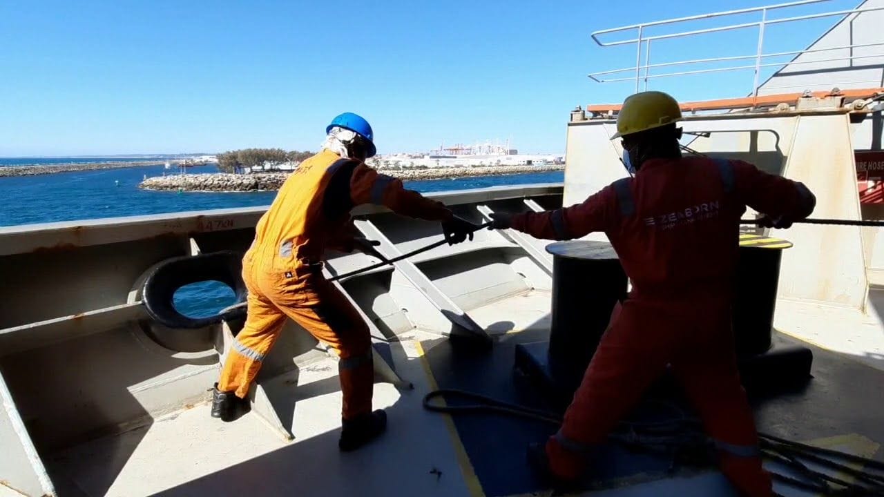 Amarra capitão! Sabe o que é mooring? Veja como é feita a amarração de navios nos portos, trabalho para uma equipe treinada