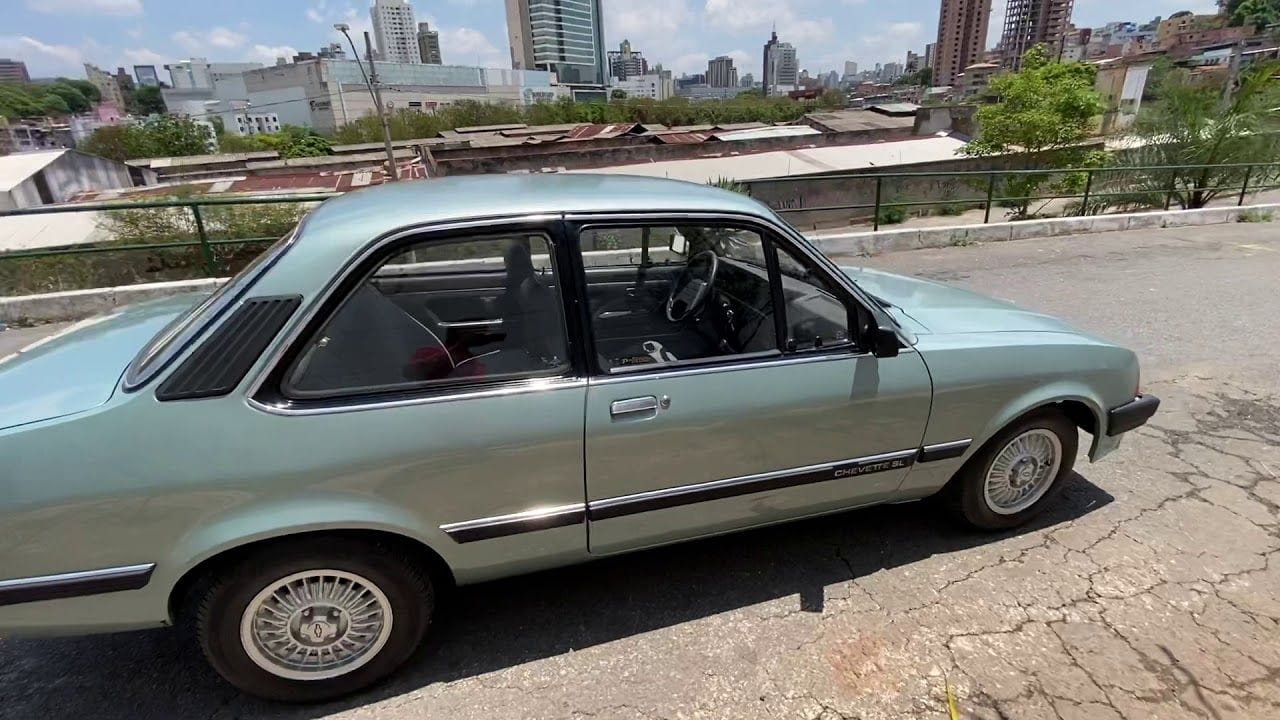 El Chevrolet Chevette, un sedán que se convirtió en un ícono en las calles brasileñas, tuvo una trayectoria repleta de innovaciones y éxitos. Lanzado con varias series especiales y versiones únicas, como el Chevette GP deportivo y el inusual Chevette Jeans, este vehículo definió una era.