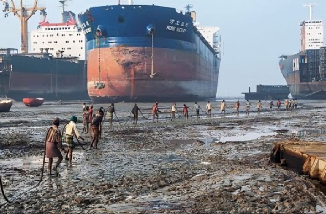 ¿Y dónde se encuentra el mayor cementerio de barcos del mundo? Ubicado en Alang, India, se encuentra el mayor cementerio de barcos del planeta. Este lugar es conocido por su extenso desmantelamiento naval, donde aproximadamente 700 embarcaciones son desmanteladas anualmente.