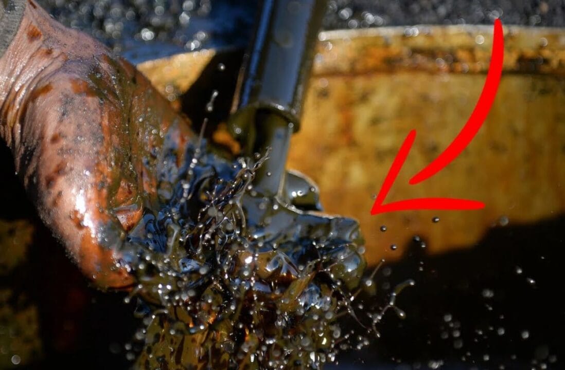 Entenda como funciona a extração de petróleo e o complexo processo de refino que transforma o petróleo bruto em produtos essenciais do nosso dia a dia