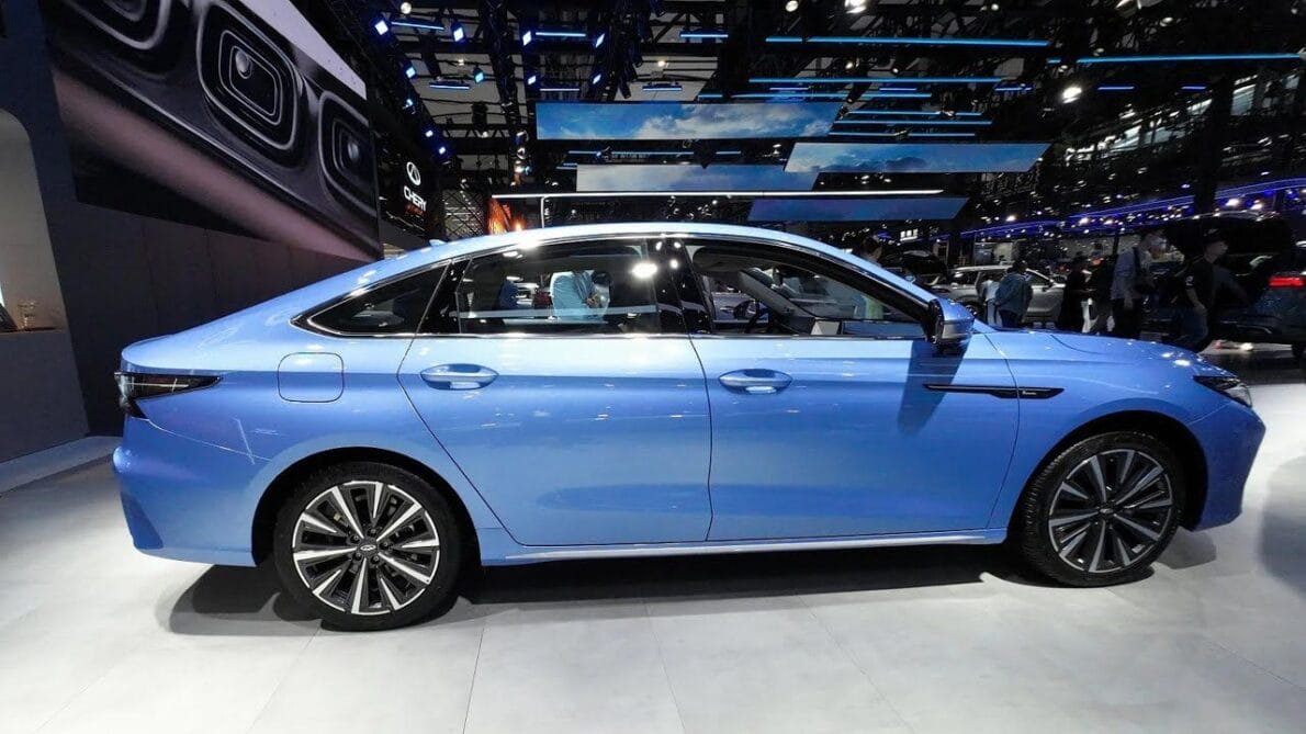 Haciendo 23 km por litro, el nuevo Arrizo 8 de Caoa Chery va a ganar espacio frente al Corolla en Brasil