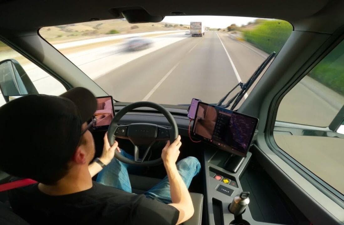 ¿Conductor en el medio de la cabina? El camión de Tesla llega al mercado prometiendo revolucionar el transporte con su tecnología eléctrica, pero enfrenta críticas