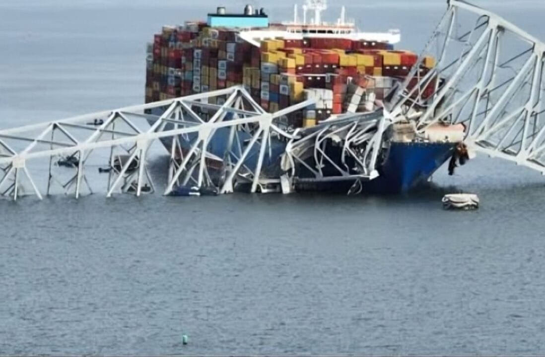 Puente colapsa tras colisión de barco de carga en EE. UU.