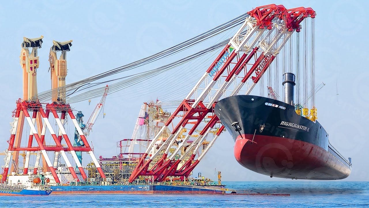 Parece até simples: como levantar um navio gigante? O maior guindaste flutuante do mundo em ação