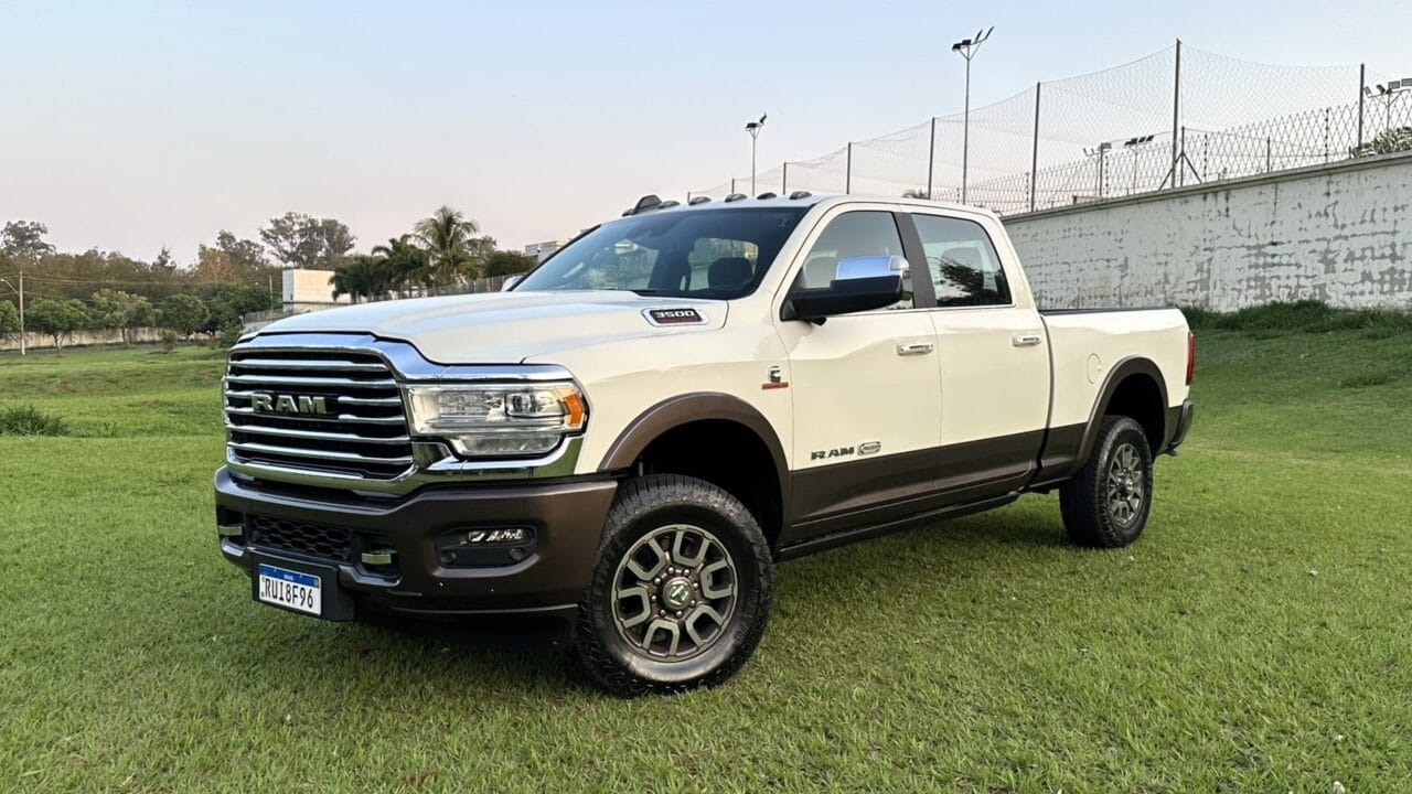 RAM 3500 Longhorn é classificada como a MAIOR PICAPE DO MUNDO com 6,07 metros de comprimento, 377 cv e reboque de até 9 TONELADAS!