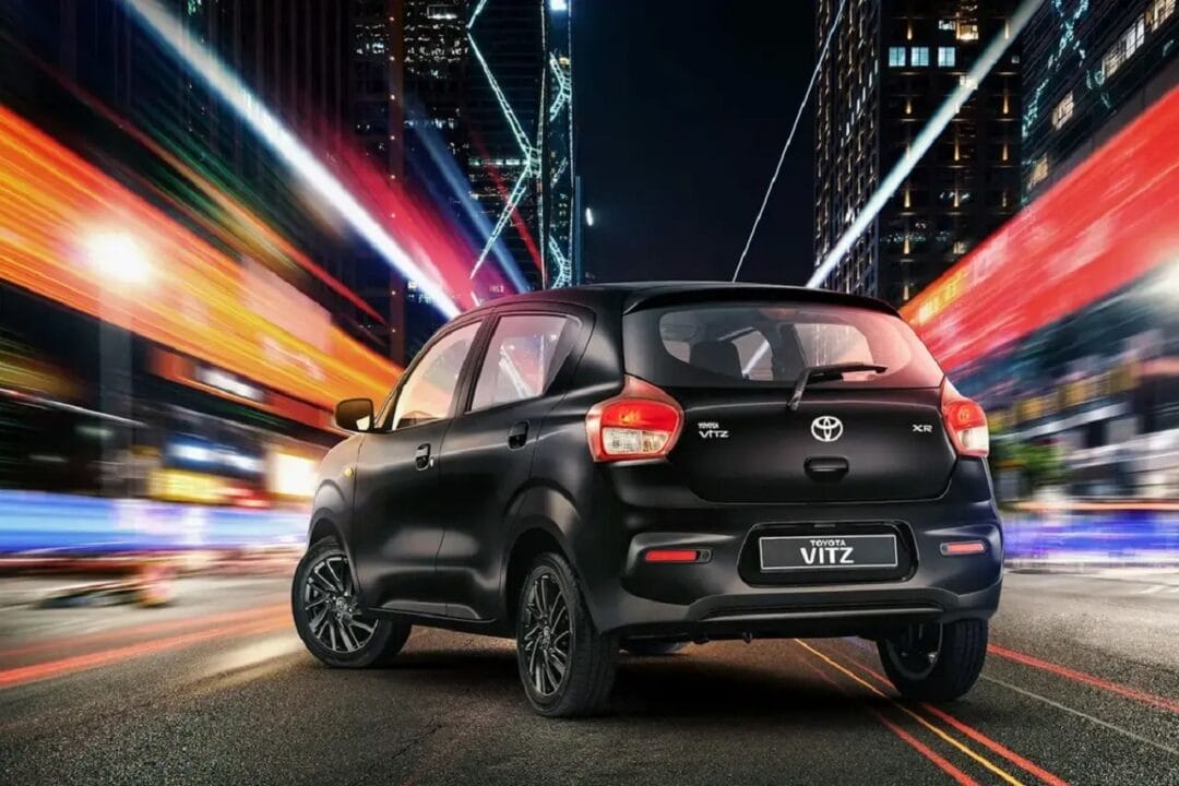 Toyota Contra-Ataca com novo carro popular ‘Toyota Vitz’ por R$49 mil para desafiar o reinado do kwid no mercado automotivo!