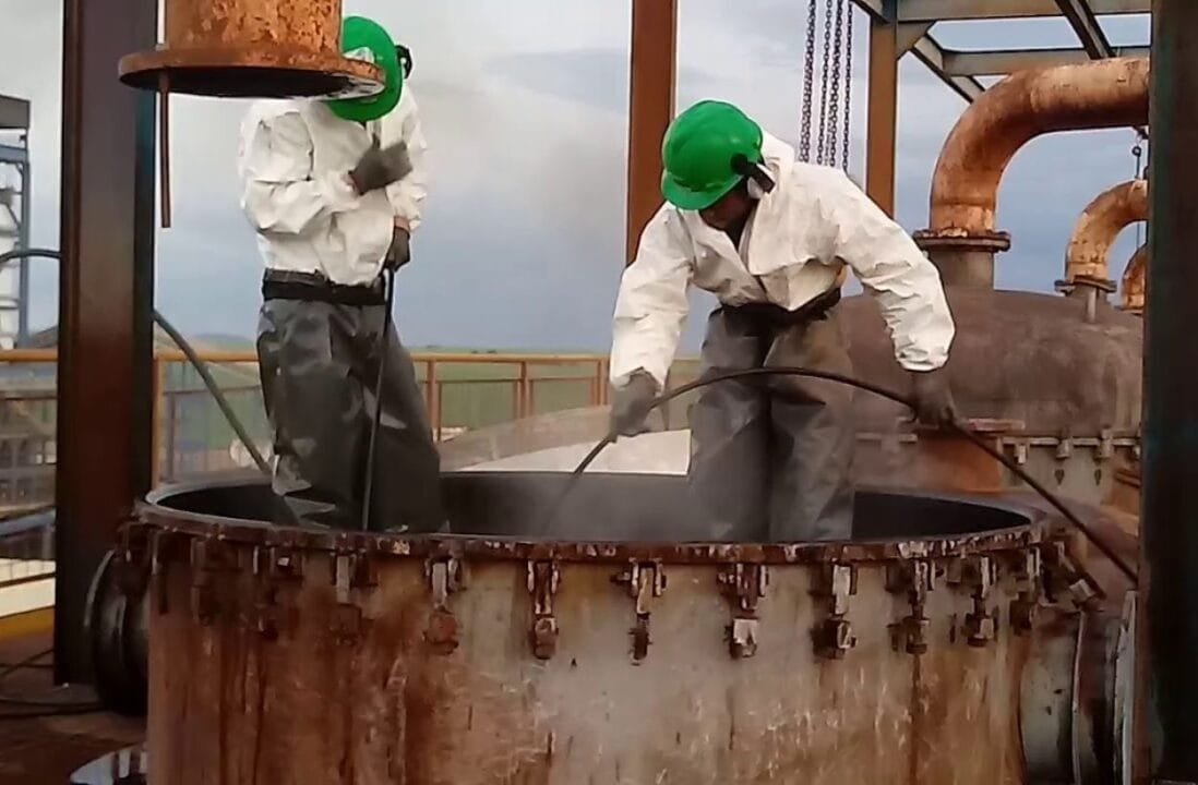 Trabajo Pesado En Los Astilleros: ¿Cómo Son Movidos Los Barcos Gigantes A La Doca Seca?