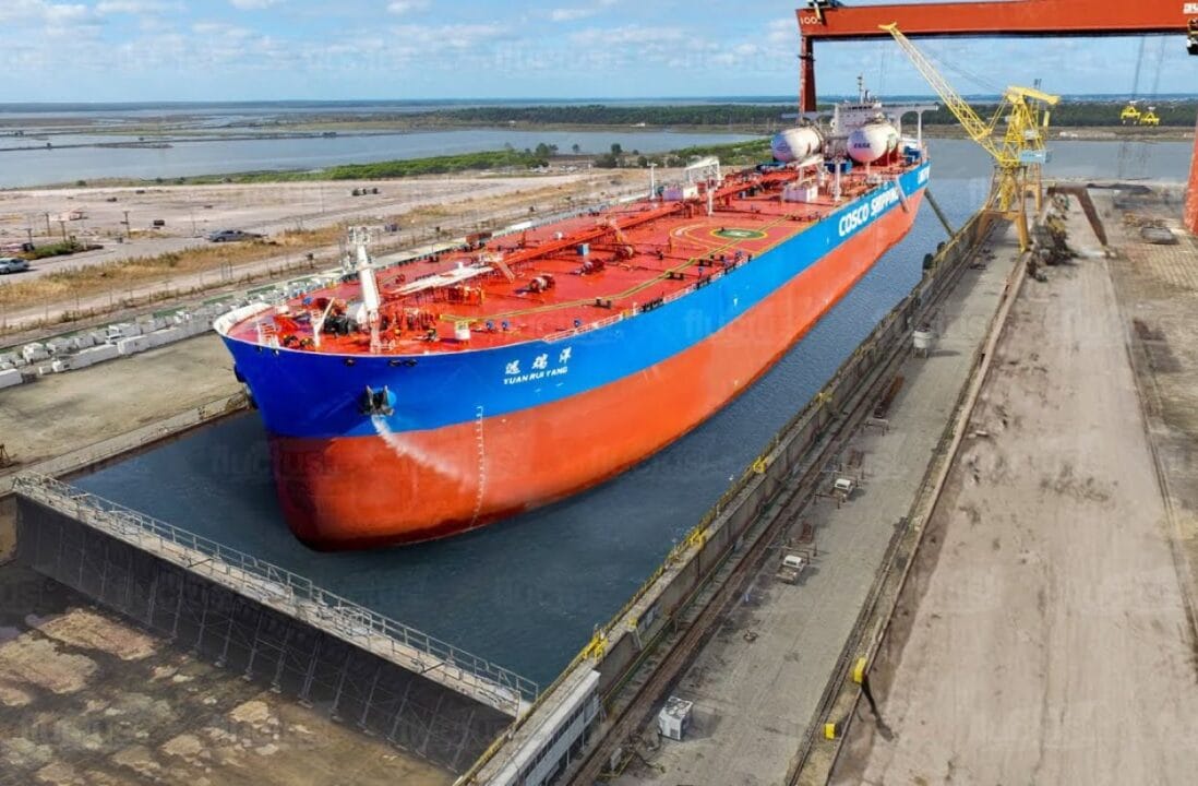 Trabalho pesado nos estaleiros: como os navios gigantes são movidos para a doca seca?