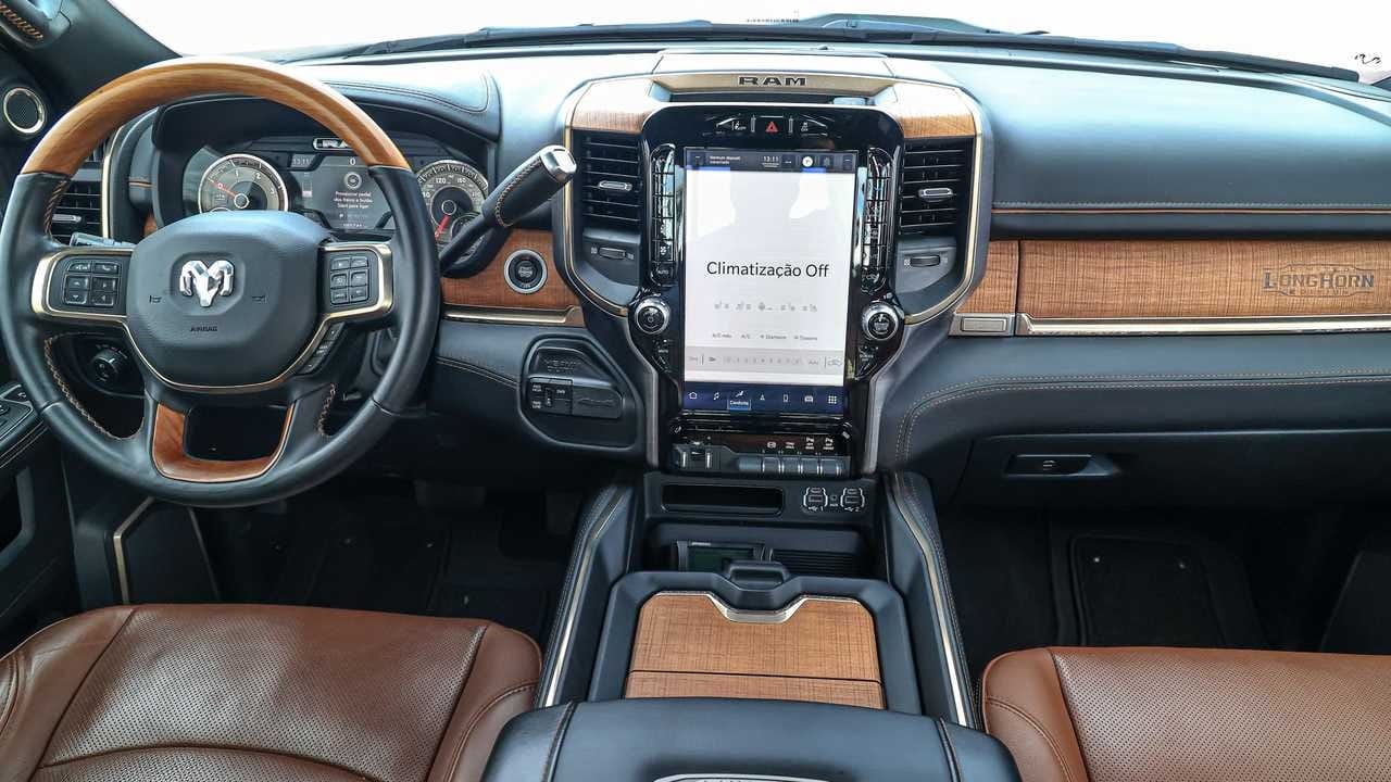 RAM 3500 Longhorn es clasificada como la MAYOR PICKUP DEL MUNDO con 6,07 metros de largo, 377 cv y remolque de hasta 9 TONELADAS!