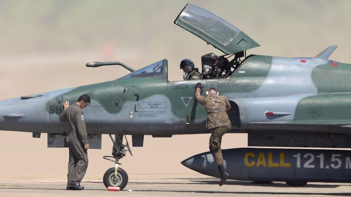 37 anos atrás: quando jatos F-5 da Força Aérea Brasileira 'bombardearam' cidade de Minas Gerais, entenda o caso