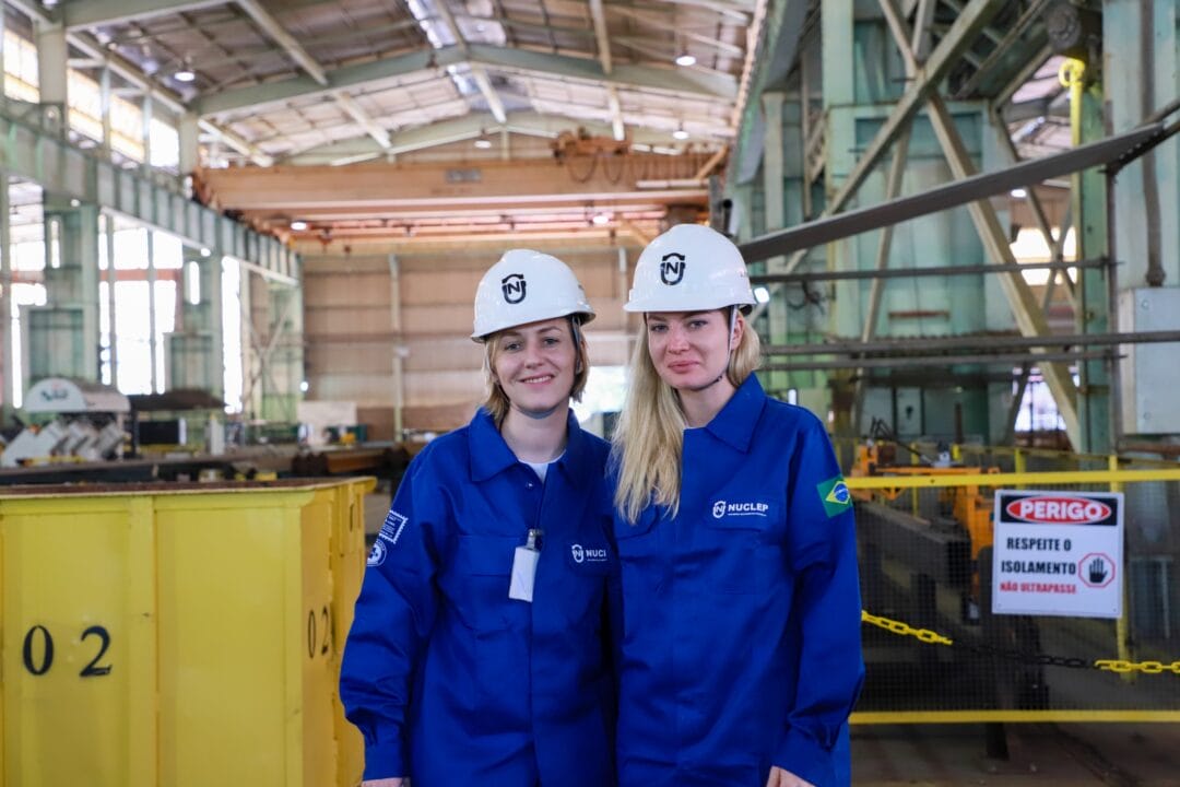Las mujeres rubias de la empresa Rosatom posan para foto en Nuclep. la Directora Ejecutiva de Proyectos, Alexandra Ovcharenko; la Gerente Regional, Ekaterina Baranova; el Gerente