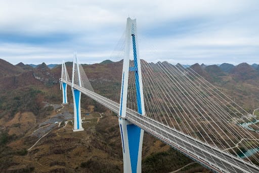 Ponte Pingtang, a obra divina da engenharia com mais de 330 metros de altura! Um gigante de concreto e aço que ultrapassa as montanhas