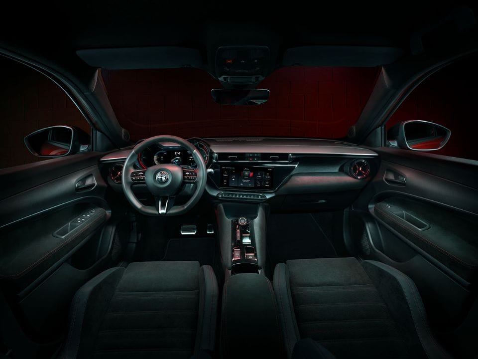 Ve el interior del Alfa Romeo Milano.